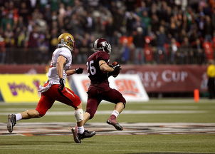 -加拿大队在赛制中的表现：如何调整战术应对不同对手，加拿大队与中国队