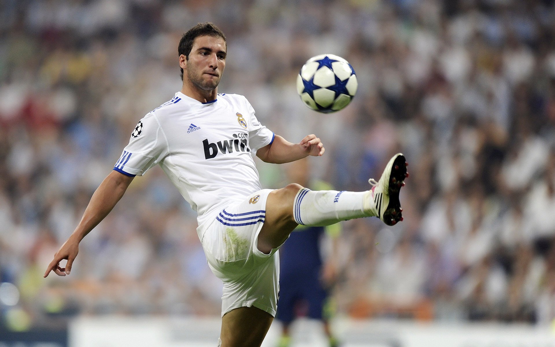 全黑队通过配合默契的突破迅速拉开比分差距,全黑通关